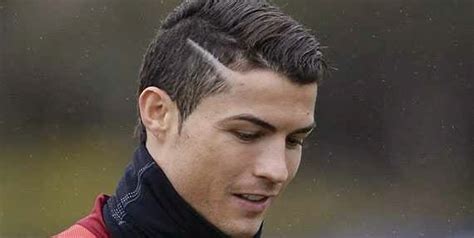 Model gaya rambutnya terlihat lebih simple dan mudah, karena banyak wanita yang tidak menyukai rambut yang berlebihan untuk dilihat dan diatur. Gaya Rambut Ronaldo Terbaru 2015, Dari samping, Depan dan Belakang - Gaya Hidup