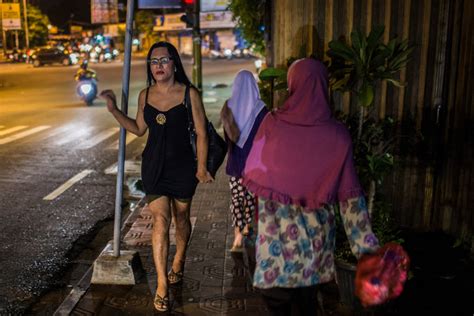 Transgender Muslims Find A Home For Prayer In Indonesia The New York Times