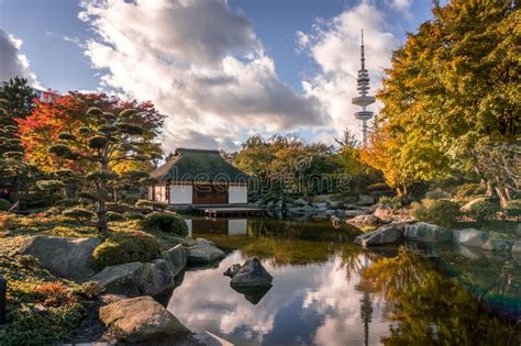 Der japanische landschaftsarchitekt yoshikuni araki entwarf die gartenanlage 1990, heute ist er der größte japanische garten in europa. Japanischer Garten In Deutschland Stockbild - Bild von ...