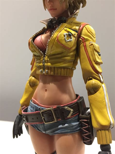 Final Fantasy XV Et Une Figurine Play Arts Kai Pour La Sexy