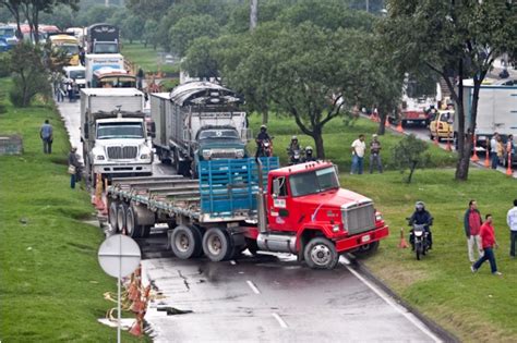 'esto está todo armado',camioneros marcha para pedir que se levante el embargo de 300 millones de pesos paro de camioneros. Bersoahoy: Se levantó el paro de camioneros