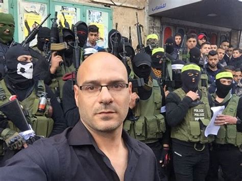 המבוקשים ממחנה בלאטה שמתכנסים בבית קברות נטוש, תחת מטחי אש בלתי פוסקים; בין חמאס לאשדוד: כתב ערוץ 2,אוהד חמו, מגיע לרובע י"א | כאן ...