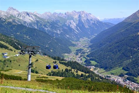 Ausblick Auf St Anton Am Arlberg Während Eines Zwischenstopps Foto