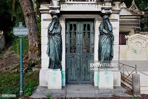 P Re Lachaise Cemetery Photos And Premium High Res Pictures Getty Images