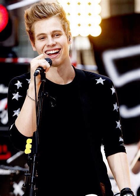 Luke Hemmings Wallpapermusic Artistsingermicrophoneperformance