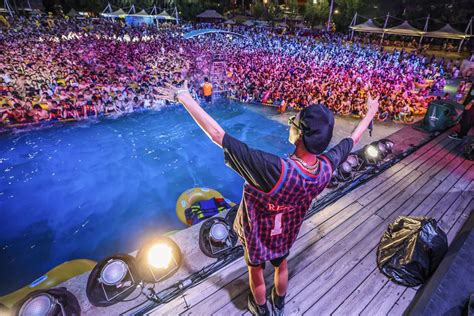 Wuhan Holds Huge Concert Pool Party After Three Months Of No Reported
