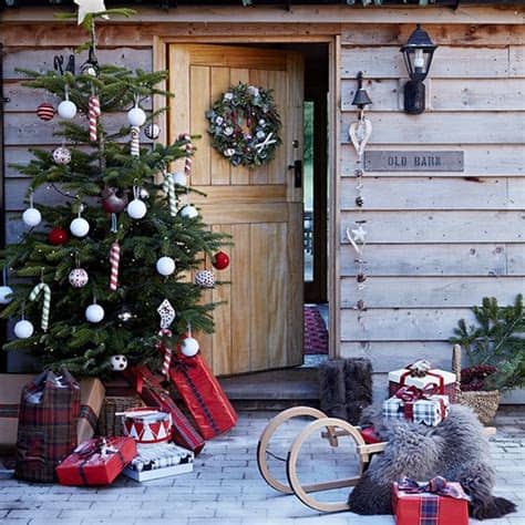 Interesting front porch christmas decoration with cream iron outdoor coffee table including christmas tree decoration. Festive entrance with outdoor Christmas tree | Country ...