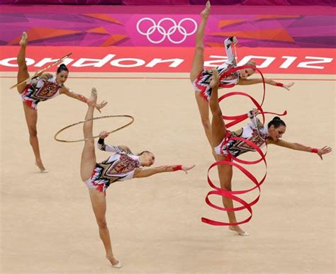 Poi hanno fatto il bis anche nella finale con tre cerchi e quattro clavette, trionfando con il totale di 44.150 e battendo. Nastri, clavette e concentrazione, ecco la ritmica ...