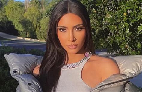 Kim Kardashian Se Animó A Mostrar Casi Todo Con Una Tanga De Hilo Dental En La Playa