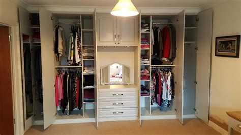 If you're looking for dressing table ideas, we bet your room's getting ready area looks more like a job for marie kondo than a glamorous, feminine sanctuary. Built In Wardrobe With Dressing Table And Internal Drawers