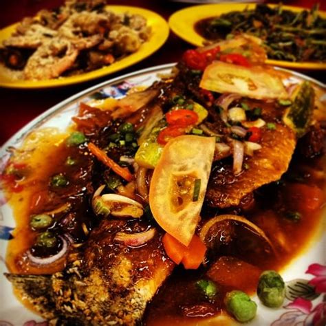 Like any normal ikan bakar stall, you get to choose the type of seafood you want and the cooking style you fancy. Ikan Bakar Umbai Melaka Parameswara - Saji.my