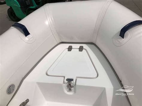 Geliştirilmiş fiberglas karina formu ile çabuk yol alabilen bu botlar, aynı zamanda denizde kolay kontrol edilebilirler. Mercury Inflatable Boat 350 Ocean Runner - RIB - Hypalon ...