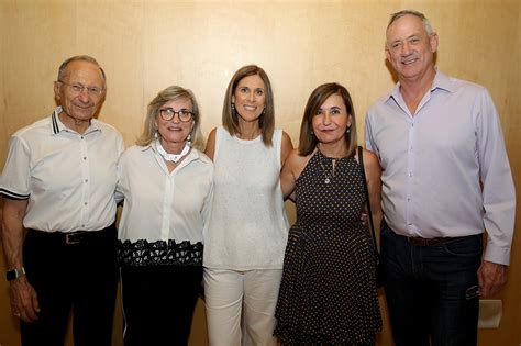 העסקה נשוא מזכר ההבנות כפופה לבדיקת נאותות של המשקיעים, חתימה על אתמול בלילה נחתם גם הסכם עקרוני לשליטה משותפת בחברת הנדלן איי.די.או גרופ, זרוע הנדלן בברלין שהקימה שיכון ובינוי, שבשליטת שרי אריסון, באמצעות אריסון השקעות. הישראלית שתנהל 300 מיליון דולר של המשקיע הסדרתי מבריטניה