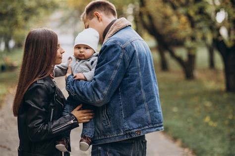 Familia Joven Con Hijo En El Parque Foto Gratis