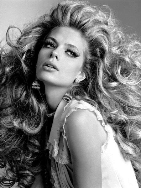 12 Vouluminous Curly Hairstyles for Long Hair - Pretty Designs