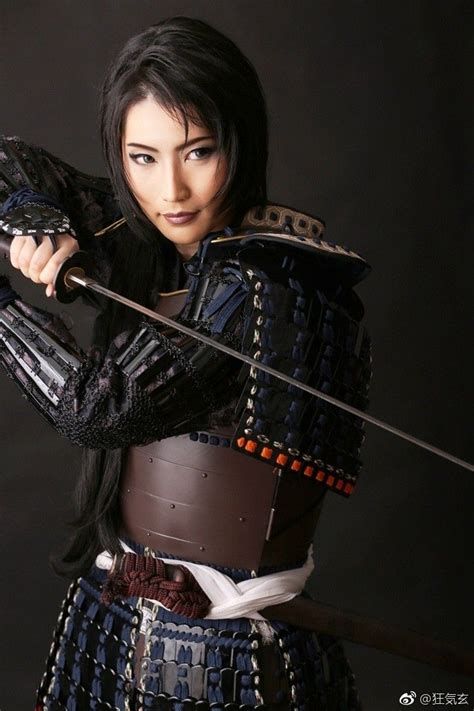 Weiblicher Samurai in Feldrüstung und mit Katana Female Samurai