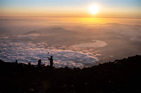 Sunrise Above The Clouds Mount Fuji Once Again Mesmerizes Hikers