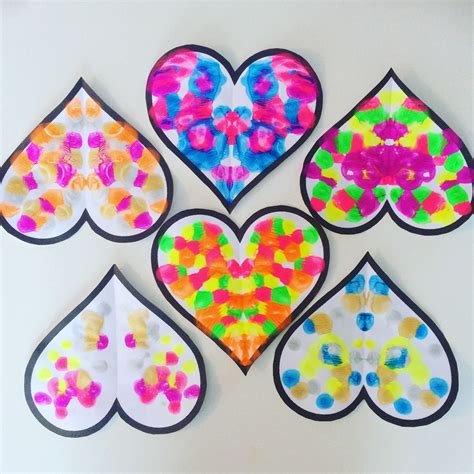 Les arts plastiques utilisent les cinq sens pour éveiller les spectateurs. Activités Enfants - saint Valentin - cœurs symétrique - peinture symétrie - maternelle - arts ...