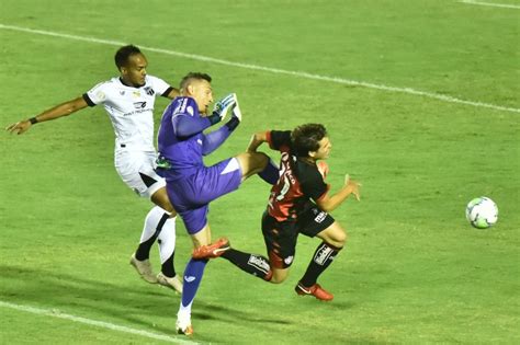 João pedro (nino paraíba), lucas fonseca (clayson), juninho e juninho capixaba; Em jogo marcado por expulsões, Vitória perde para o Ceará ...