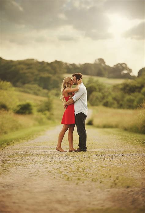 Engagement Photo Poses Ideas For Couples