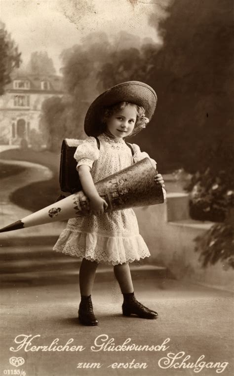 A Girl Carries Her Schultüte In The Year 1905 ©dpa Picture Alliance