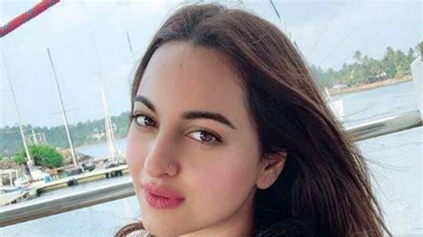 सोनाक्षी स‍िन्हा बोलीं कलंक की र‍िलीज का बेसब्री से इंतजार Sonakshi Sinha Wraps Up Kalank