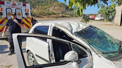 Jóvenes protagonizan aparatosa volcadura en la carretera Libre Mazatlán