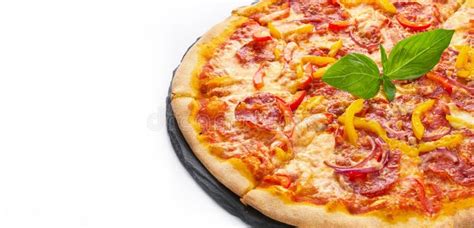 Pizza De Pepperoni Avec La Sauce De Basilic De Salami De Fromage Et