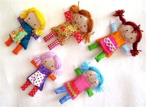 Flutterby Patch: Paper dolls and a dolly chain