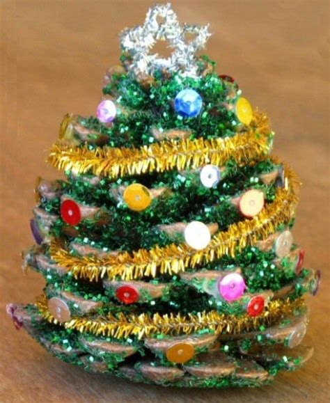 Christmas trees decorated with neutral colors and natural textures and pieces create a sense of peace and beauty. Wonderful DIY Mini Pine Cone Christmas Tree