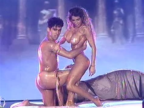 el desnudo total de la vedette en showmatch infobae