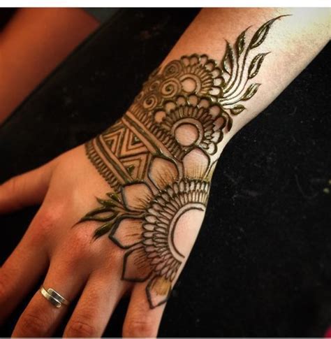 30 Back Hand Henna Designs You Should Try Wedandbeyond Henna Designs Hand Mehndi Designs