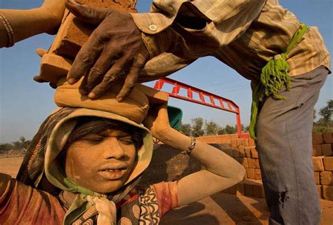 मजदूर दिवस कब मनाया जाता है. Slavery in India's brick kilns - Anti-Slavery International