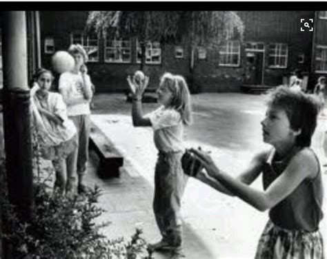 On jouait à la balle dans la cour de l école parfois avec ou balles Childhood memories s