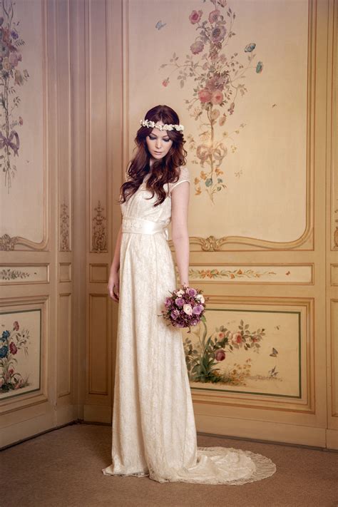 Vintage ist im gegensatz zum retro trend ein tatsächlich altes 50iger jahre brautkleid mit gürtel. Labude // Bridal Couture on Behance