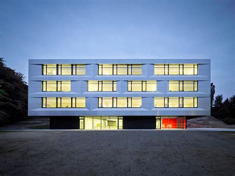 Besonders gelungen ist der lichthof als zentraler ort, von dem aus sich alle funktionsbereiche erschließen. Campus Sachsenring Oberschule, Hohenstein-Ernstthal - Raum ...