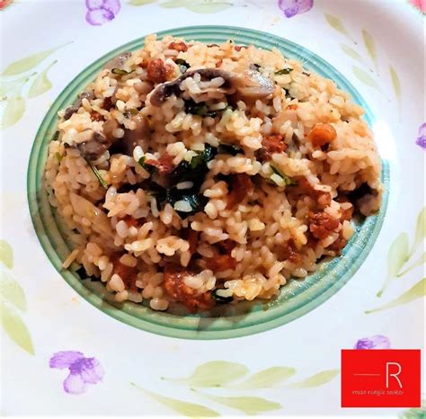 Incidete la buccia delle castagne con un coltellino ben affilato, poi immergetele in una pentola con acqua fredda e aggiungete un pizzico di sale e una foglia di alloro. Risotto funghi e salsiccia - Blog Rosso Magic Cooker