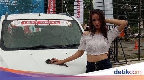 Cewek Seksi Cuci Mobil Dan Pameran Otomotif Makassar Foto 5