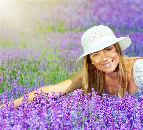 Hübsche Frau Liegend Auf Lavendelfeld Am Sonnigen Tag Schöne Weibliche Sitzen Auf Lila Blumen
