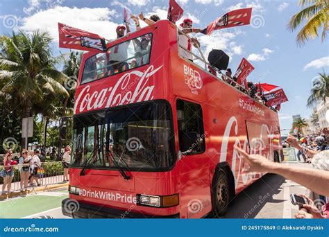 festival anual del orgullo y desfile en la playa sur de miami imagen de archivo editorial