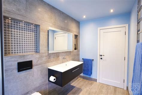An Elegant And Understated Modern Bathroom Featuring Sophisticated