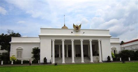 Baginda mangkat selepas santapan tengahari dan ketika sedang berahat bersama keluarga di istana negara. Sepenggal Kisah SBY, Dari Kudapan Favorit Hingga Istana ...