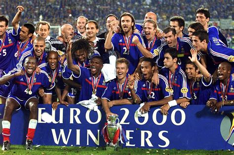 Euro 2000 revivez la finale de l'euro 2000 opposant la france à l'italie. Zidane, Deschamps and France's functional Euro 2000 winners