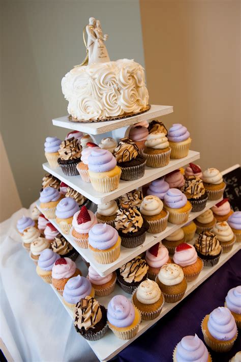 This size of cake feeds about 134 people. Single tier wedding cake - your photos.