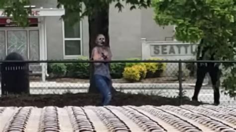 Mujer Zombie En Las Calles De Seattle Aterroriza A Internautas Video