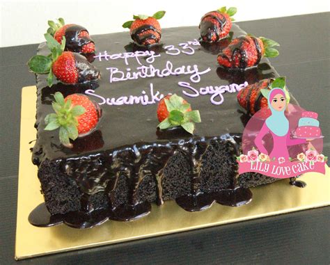 Pada penggemar kek coklat moist. Kek Strawberi Coklat :~Lily Love Cake