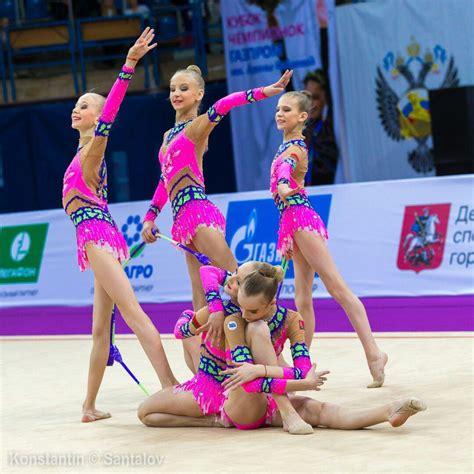 A Comissão Técnica De Uma Equipe De Ginástica Rítmica