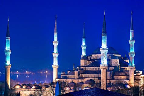 Viele medien sprachen von einem gebet des papstes, für das er vor allem von türkischen zeitungen viel lob erhielt, der vatikanbetonte jedoch, dass es sich lediglich um eine meditation handelte. BILDER: Blaue Moschee (Sultan Ahmed Moschee) - Istanbul ...