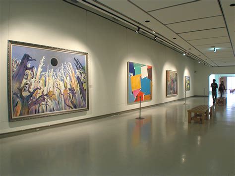 Jul 20, 2021 · 臺北市立美術館官方網站，1983年12月24日正式開館。位於臺北市圓山中山美術公園，佔地六千二百坪，全館建築共分六層─地下三層、地上三層，共有展場23間、餐廳、戶外咖啡, 藝術書店、圖書室、視聽室、哺乳室, 美術教室, 資源教室, 停車場等休憩服務空間。 北美館2001─典藏常設展 | 臺北市立美術館