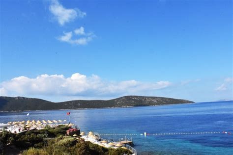 Kültür bakanlığı, bodrum'un kumbahçe mahallesi tavşanburnu mevkiinde yapılan yaklaşık 3 milyon tl'ye mal olan 1000 kişi kapasiteli halk plajının açılışını gerçekleştirdi. Bodrum Halk Plajı açıldı